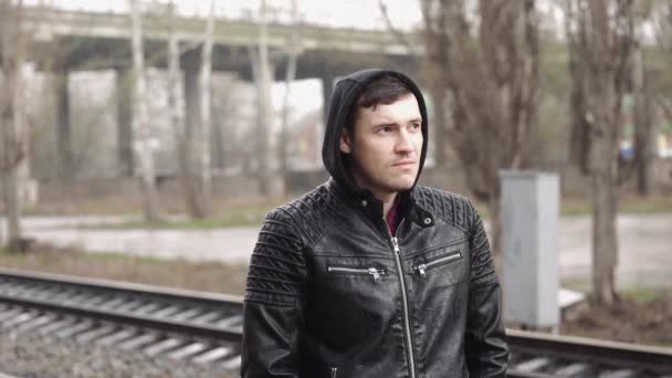 Tren Istasyonundaki Adam Demiryolunun Arkasında — Stok video