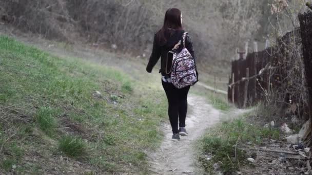 Молода Жінка Турист Рюкзаком Йде Відкритому Повітрі — стокове відео