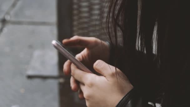 Eine Frau Benutzt Ein Smartphone Während Sie Auf Einer Straße — Stockvideo