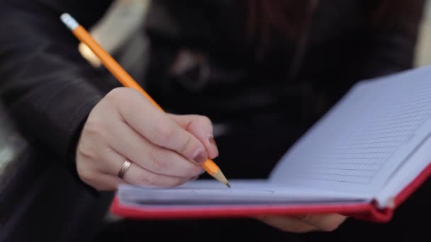Mujer Escribiendo Notas Cuaderno Rojo Calle — Vídeos de Stock