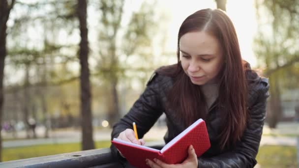 Mujer Escribiendo Notas Cuaderno Rojo Calle — Vídeo de stock