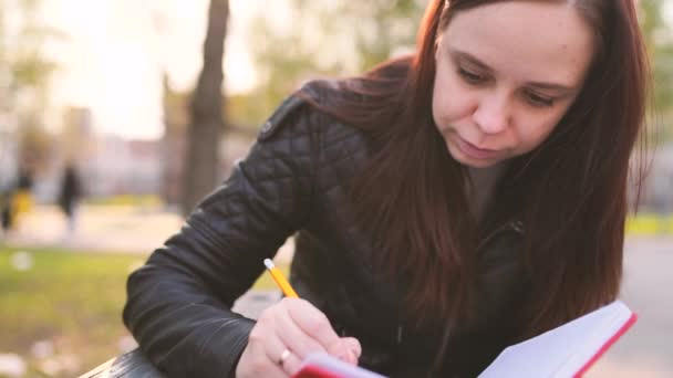 Vrouw Schrijft Notities Rood Notitieboekje Straat — Stockvideo