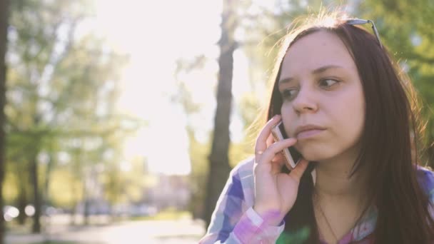 Mujer Joven Que Habla Por Teléfono Inteligente Los Bosques Primavera — Vídeo de stock