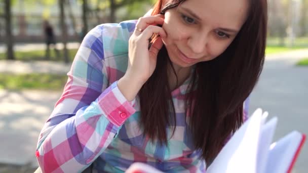 Νεαρή Γυναίκα Μιλάει Στο Smartphone Στο Δάσος Άνοιξη — Αρχείο Βίντεο