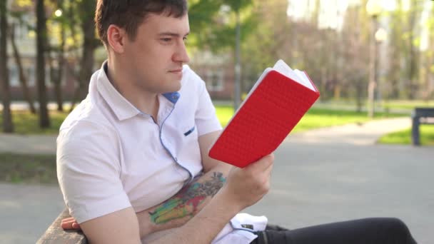 Homem Lendo Livro Parque — Vídeo de Stock