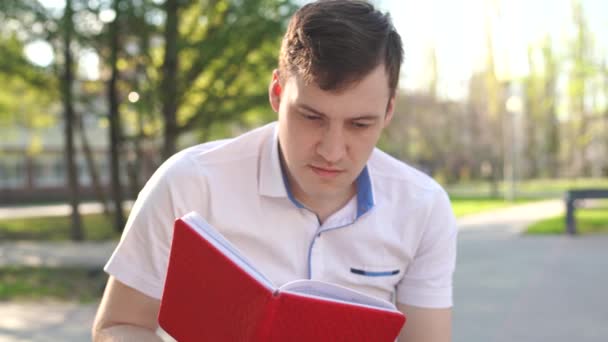 Man Reading Book Park — Stock Video