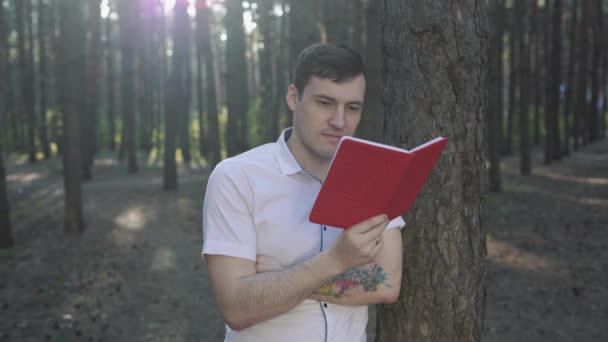 Man Die Een Boek Leest Het Herfstbos — Stockvideo