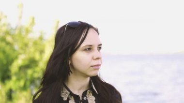 Nehre bakan güzel bir kadın