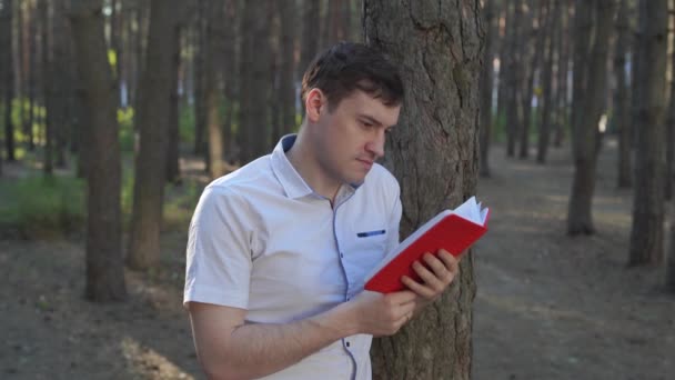 Uomo Che Legge Libro Nella Foresta Autunnale — Video Stock