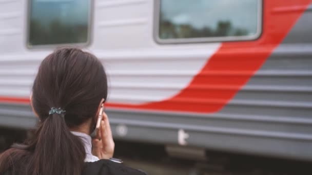 Mujer Joven Que Habla Por Teléfono Inteligente Estación Ferrocarril — Vídeo de stock