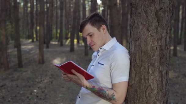 Uomo Che Legge Libro Nel Parco — Video Stock