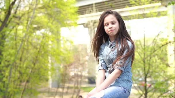 Porträt Eines Mädchens Lässiger Kleidung Auf Der Straße — Stockvideo