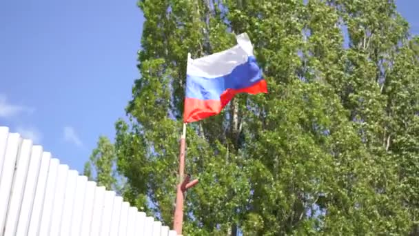 Russische Vlag Top Van Gebouw Tegen Blauwe Lucht — Stockvideo