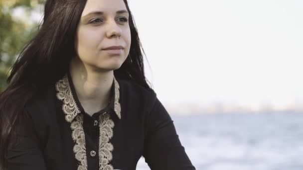 Una Mujer Hermosa Mirando Río — Vídeos de Stock