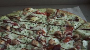 Masanın üstündeki karton kutuda pizzanın yakın çekim