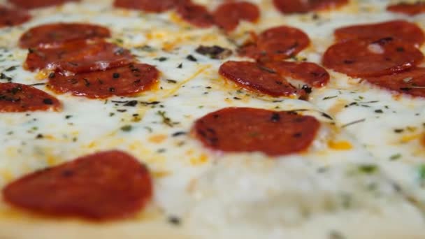 Υφή πίτσας, κοντινό πλάνο. Λεπτές φέτες λουκάνικου. Υφή ζεστού παραδοσιακού ιταλικού πιάτου. — Αρχείο Βίντεο