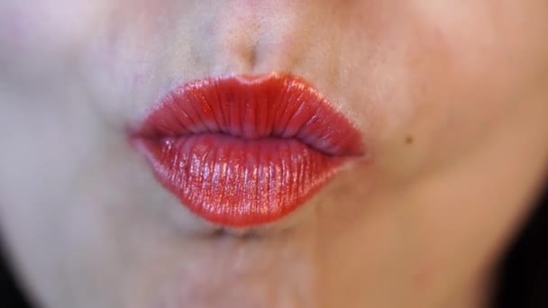 Labios de mujer de cerca. Primeros planos de labios rojos en Studio Cheeky Mouth — Vídeo de stock