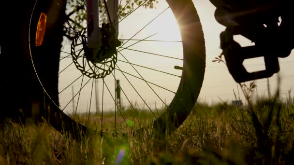 Schöne Nahaufnahme von Fahrrad bei Sonnenuntergang, Sonne am blauen Himmel mit Vintage-Farben, Silhouette des Fahrrads vorwärts zur Sonne. — Stockvideo