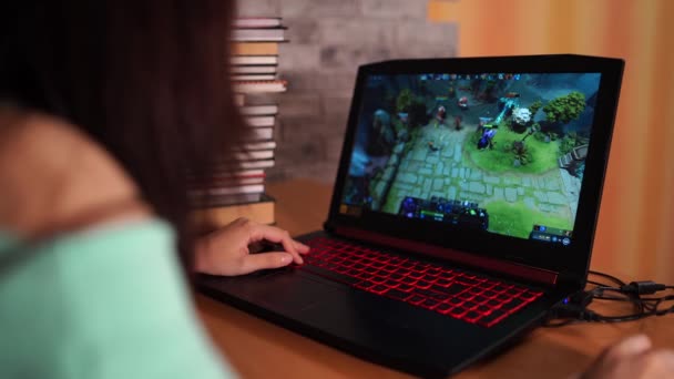 Voronezj, Rusland 10 juni 2019: jonge vrouwelijke spelen video games DotA 2. E-sporten. Vrouw speelt een strategie video game. Multiplayer online Battle Arena Moba — Stockvideo