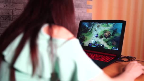 Voronezh, Rússia 10 de junho de 2019: Jovem jogando videogame Dota 2. E-sports. Mulher a jogar um jogo de estratégia. Multiplayer arena de batalha online MOBA — Vídeo de Stock