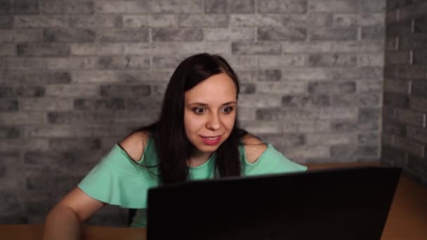 Mujer joven usando ordenador portátil sentado en frente de fondo de pared de ladrillo blanco, personas y tecnología, estilos de vida, educación, concepto de negocio — Vídeos de Stock