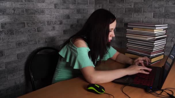 Mujer joven usando ordenador portátil sentado en frente de fondo de pared de ladrillo blanco, personas y tecnología, estilos de vida, educación, concepto de negocio — Vídeos de Stock