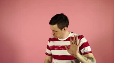 Adam ayakta pembe arka plan görünümlü kamera hiçbir diyor izole