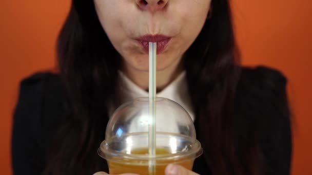 Dorst voor een drankje. Leuke vrouw drankje met rietje. Mooie vrouw slokje drinken met een rietje drinken. Modieuze vrouw genieten van drankje met rietje. — Stockvideo