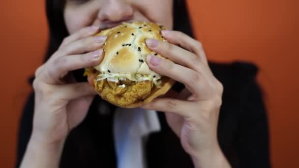 Comer sem mente, fast food, comer pouco saudável, comer demais, autocontrole, fome, conceito de nutrição. Jovem mulher comendo gulosamente grande hambúrguer saboroso — Vídeo de Stock