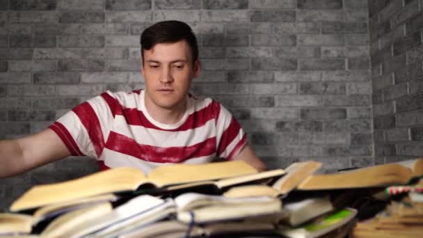 Joven bebiendo bebida energética mientras estudia. Concepto de estudiante universitario. Energizante antes de aprender — Vídeo de stock