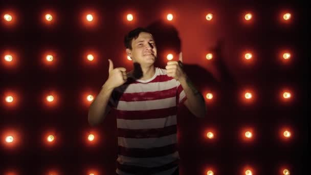 I love it. Man doing like a like with thumbs up on a red background — Stock Video