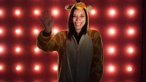 En kvinna i ljusa barn pyjamas i form av en känguru. emotionellt porträtt av en elev. costumed presentation av barn animatör. — Stockvideo