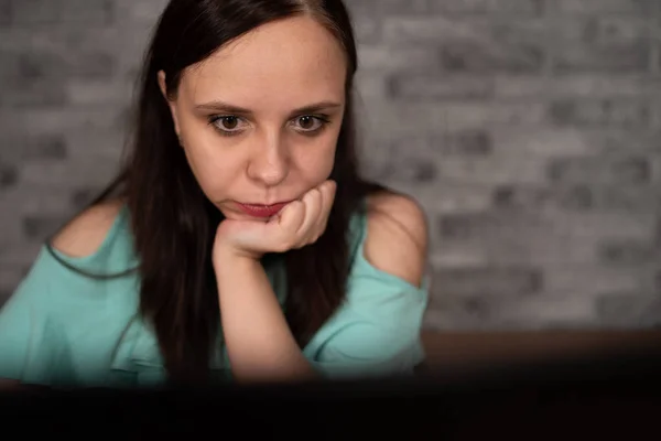 Junge Frau mit Laptop vor weißem Backsteinhintergrund, Menschen und Technologie, Lebensstil, Bildung, Geschäftskonzept — Stockfoto