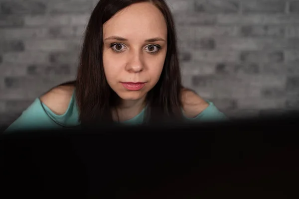 Beyaz tuğla duvar arka plan önünde oturan dizüstü bilgisayar kullanan genç kadın, insanlar ve teknoloji, yaşam tarzı, eğitim, iş kavramı — Stok fotoğraf