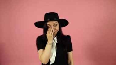 Gözlerini kaşıyan kadın, yakın çekim yüz. Kadın, gözüne dürttü