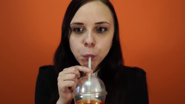 Dorst naar een drankje. Schattige vrouw drinken door stro. Mooie vrouw SIP drinken met stro. — Stockvideo