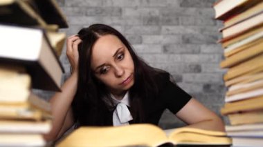 Muayene için öğrenci disheartened okuma kitabı.