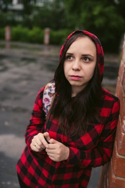 Gündelik kıyafetler içinde genç kadının portresi