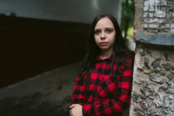 Jovem mulher em roupas casuais na rua . — Fotografia de Stock