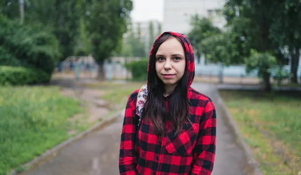 Portrait de jeune femme en vêtements décontractés — Photo