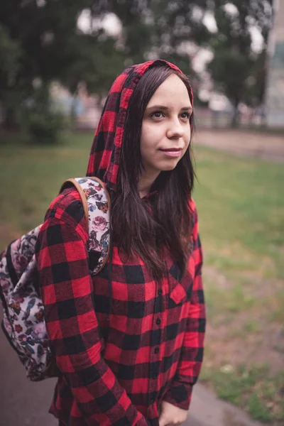 Porträt einer jungen Frau in lässiger Kleidung — Stockfoto