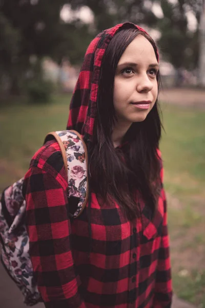 Portret van jonge vrouw in Casual kleding — Stockfoto