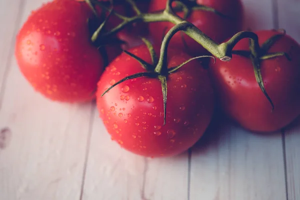 Tomates mûres avec gouttes d'eau sur la table — Photo