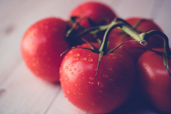 Tomates mûres avec gouttes d'eau sur la table — Photo
