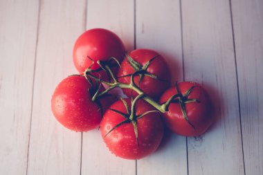 Masada su damlaları ile Olgun domates