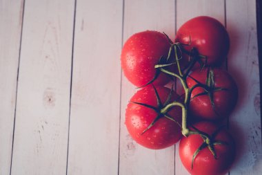 Masada su damlaları ile Olgun domates