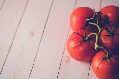 Masada su damlaları ile Olgun domates