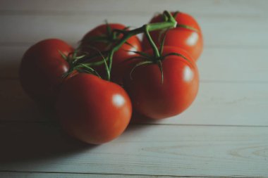 Yeşil sapları ile iştah açıcı olgun kırmızı domates