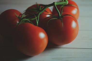 Yeşil sapları ile iştah açıcı olgun kırmızı domates