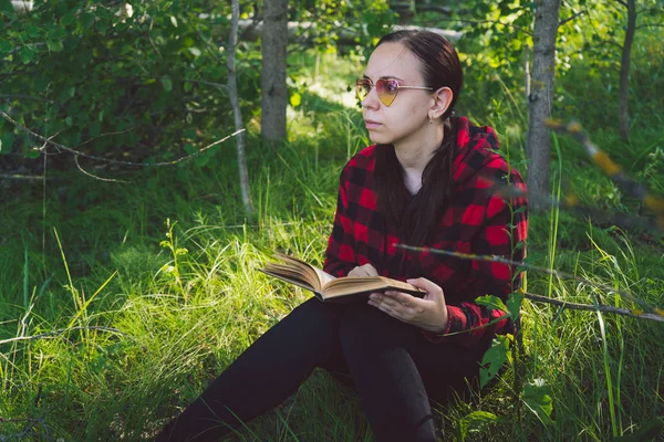 Jeune femme beau livre de lecture dans l'espace ouvert — Photo